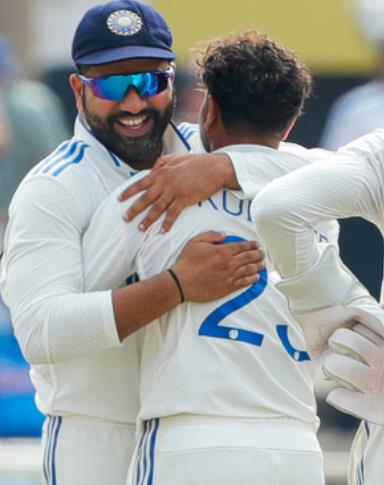 धर्मशाला में आखिरी टेस्ट मैच में लंच तक इंग्लैंड का स्कोर 100/2
