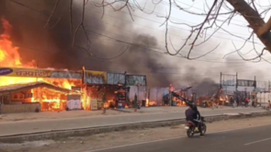 ग्रेटर नोएडा: गौर सिटी चौक के पास छह ढाबों और दो दुकानों में लगी आग