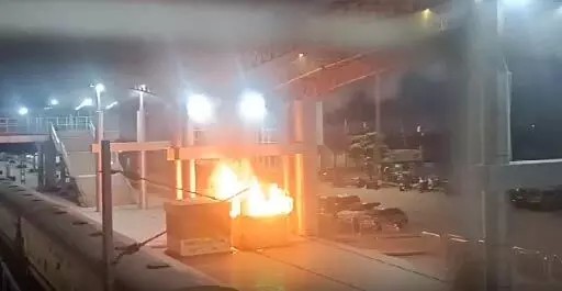 रेलवे स्टेशन में दो बूथ जलकर खाक हुए 