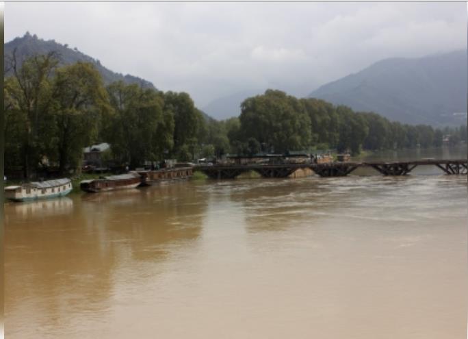 जम्मू-कश्मीर की झेलम नदी में नाव पलटने से चार की मौत