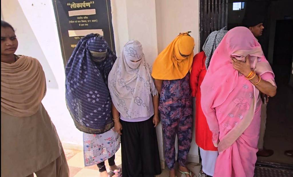 सेक्स रैकेट का भंडाफोड़, 5 महिला दलालों सहित 16 गिरफ्तार, कोलकाता से बुलाई गई 7 लड़कियों को छुड़ाया गया