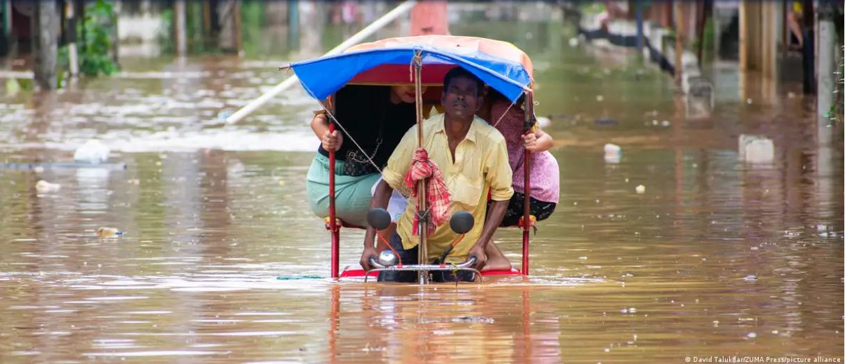 असम: बाढ़ के कारण हर साल विस्थापन का दर्द झेलते लोग