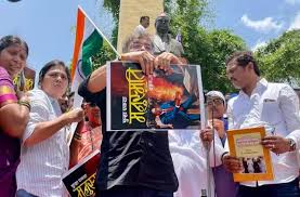 महाराष्ट्र : आंबेडकर की तस्वीर वाले पोस्टर फाड़ने पर आव्हाड के खिलाफ भाजपा  का प्रदर्शन