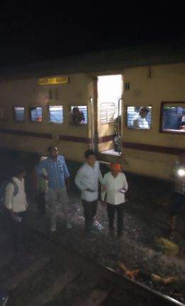 लातेहार में ट्रेन में आग की अफवाह पर कूदे यात्री, तीन की मौत, कई घायल