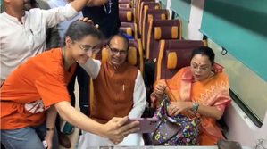 केंद्र में मंत्री बनने के बाद पहली बार ट्रेन से मध्य प्रदेश लौट रहे शिवराज, लोगों ने किया स्वागत