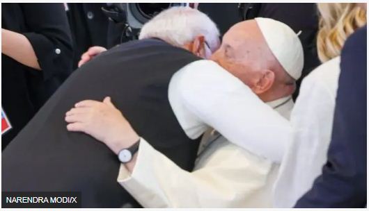 पीएम मोदी और पोप फ़्रांसिस की तस्वीर पर बीजेपी और कांग्रेस क्यों आए आमने-सामने