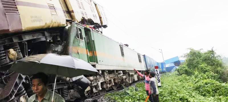 पश्चिम बंगाल में रेल दुर्घटना में मरने वालों की संख्या बढ़कर 15 हुई, 60 घायल