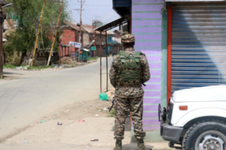 जम्मू-कश्मीर के कुपवाड़ा में हथियारों के साथ आतंकवादी गिरफ्तार 