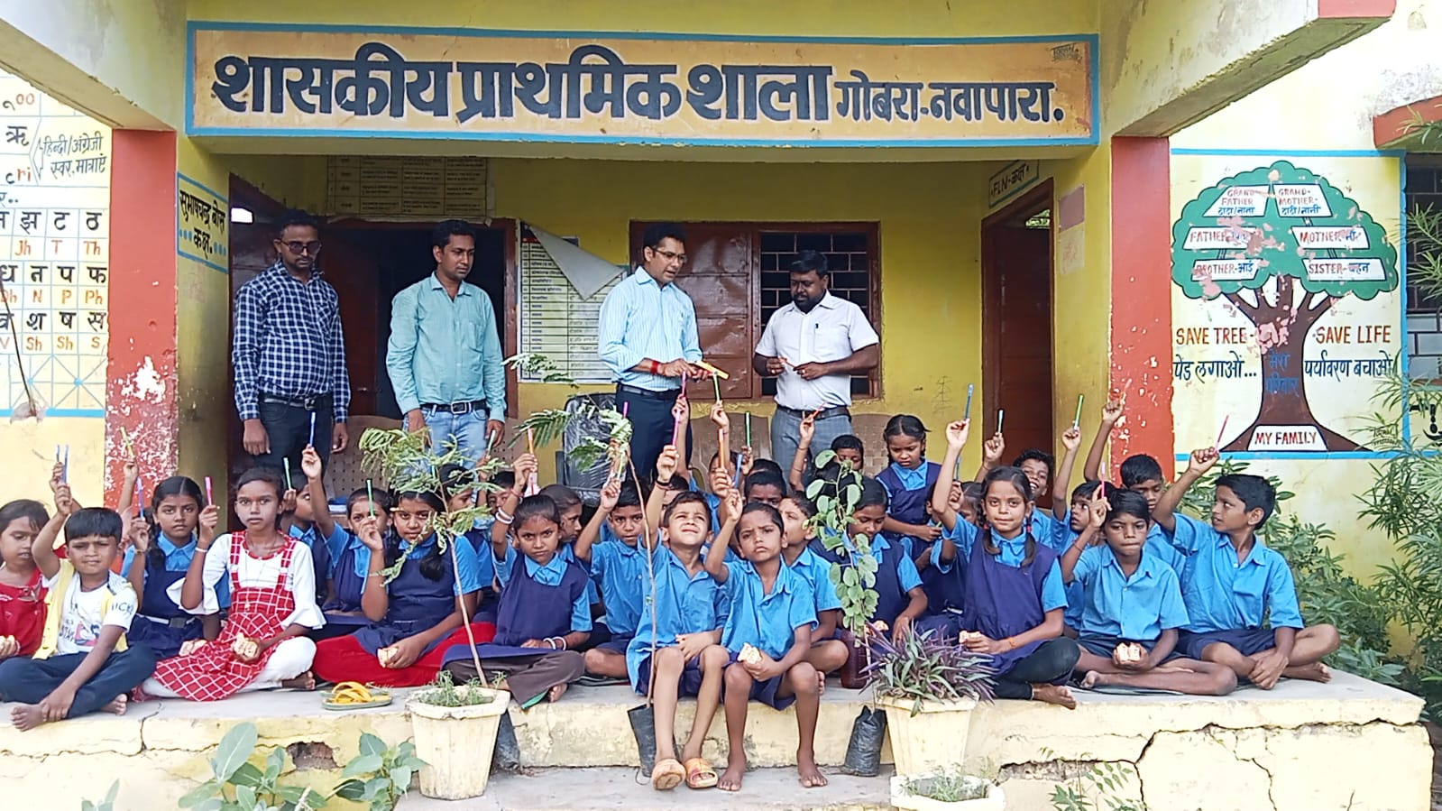 तिलक-आरती के साथ ही बच्चों को मिष्ठान खिलाकर स्वागत किया गया