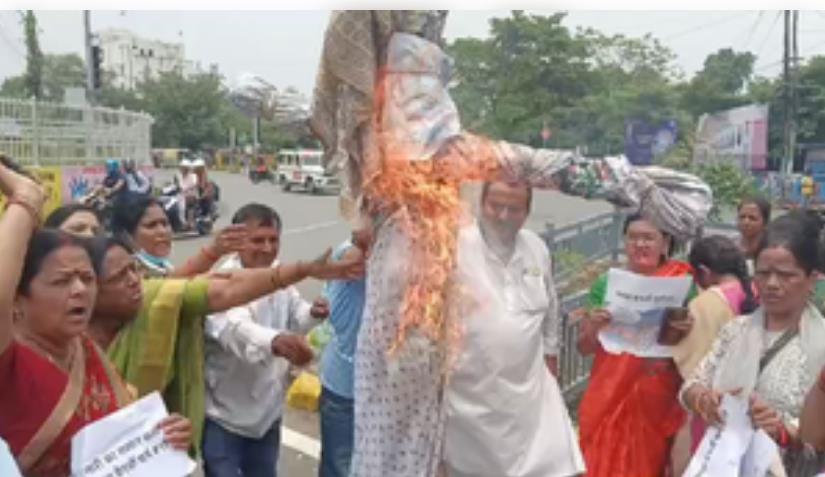 पटना में ममता बनर्जी के खिलाफ लामबंद हुई महिलाएं, इस्तीफे की मांग 