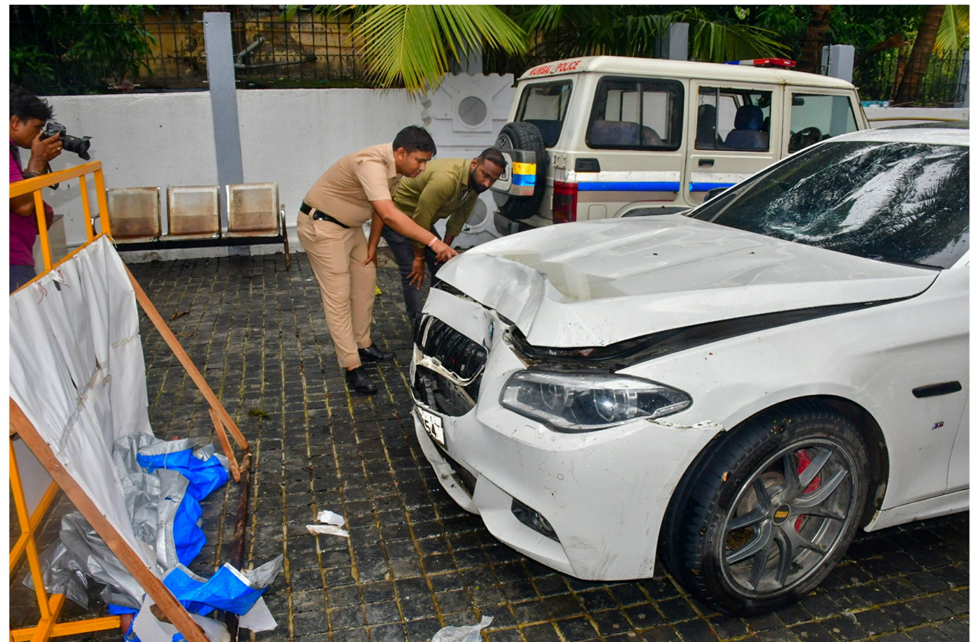 महाराष्ट्र में बीएमडब्ल्यू कार ने दुपहिया वाहन को टक्कर मारी, एक महिला की मौत, दो लोग गिरफ्तार