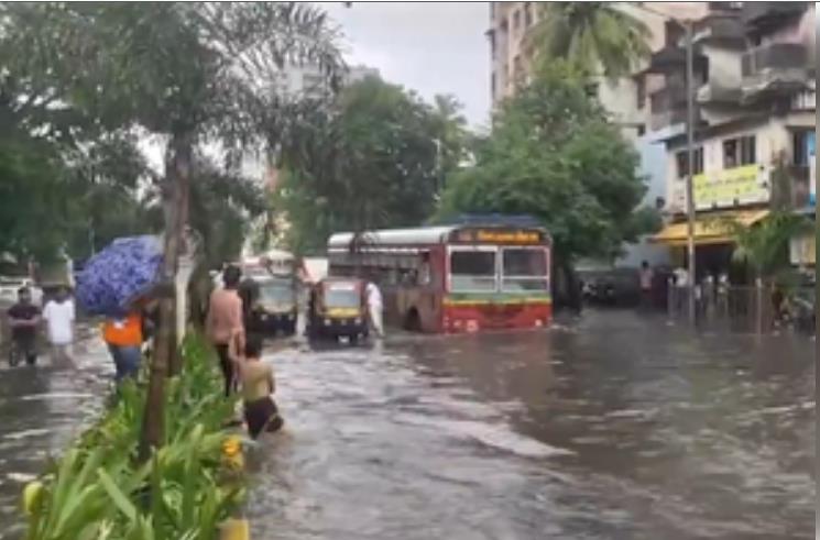 भारी बारिश के चलते मुंबई में स्कूल बंद, कई ट्रेनें रद्द 