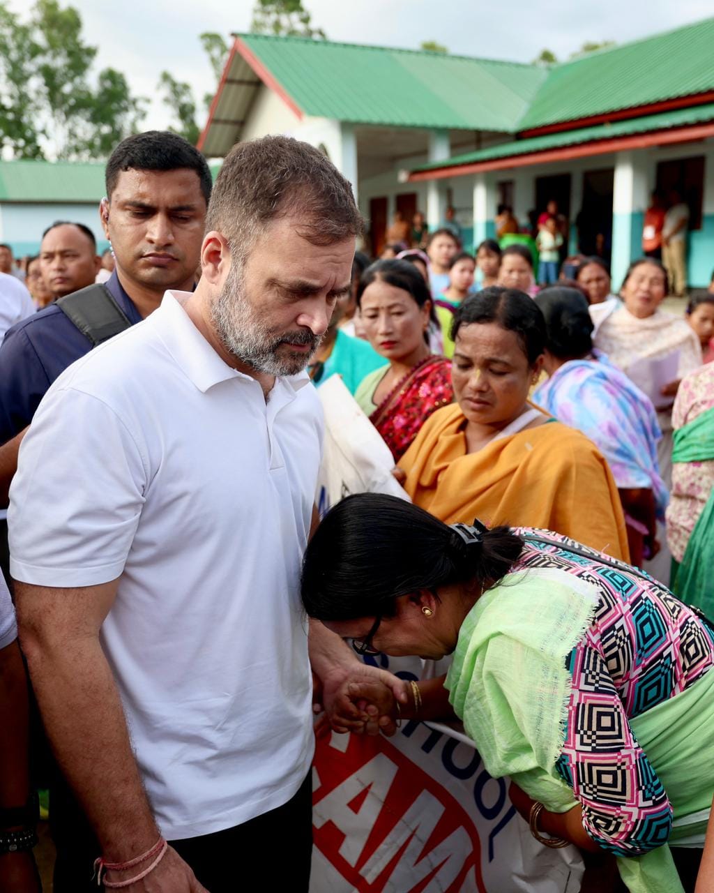 राहुल गांधी ने मणिपुर में राहत शिविरों का दौरा किया, जातीय हिंसा के पीड़ितों से बातचीत की