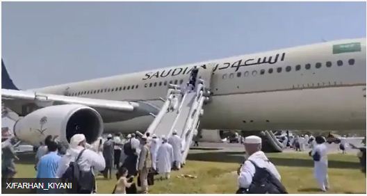 पाकिस्तान के पेशावर में लैंडिंग के वक़्त एक यात्री विमान में लगी आग