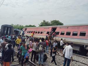 गोंडा में बड़ा रेल हादसा, डिब्रूगढ़ एक्सप्रेस के कई डिब्बे पटरी से उतरे