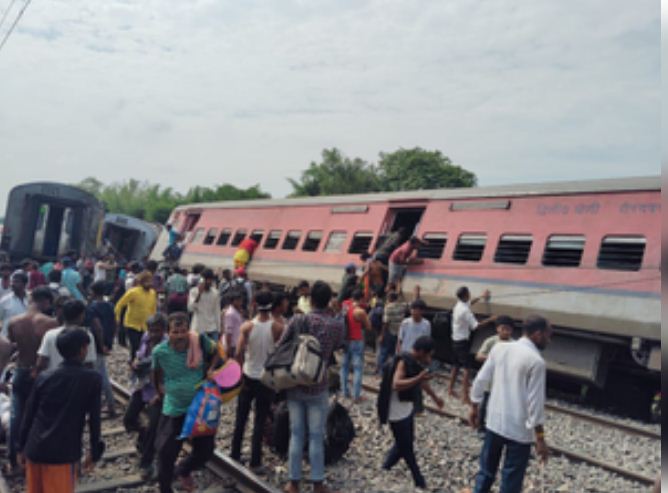 गोंडा में बड़ा रेल हादसा, डिब्रूगढ़ एक्सप्रेस के कई डिब्बे पटरी से उतरे 