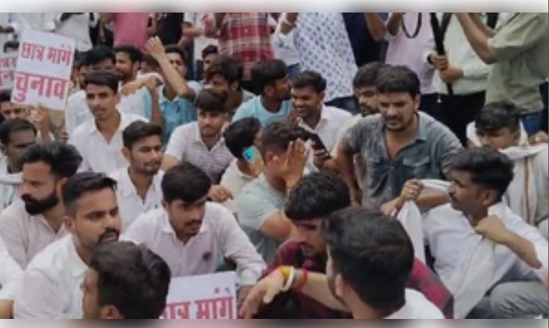 जयपुर में राजस्थान यूनिवर्सिटी के बाहर छात्रों का प्रदर्शन, पुलिस ने किया लाठीचार्ज 