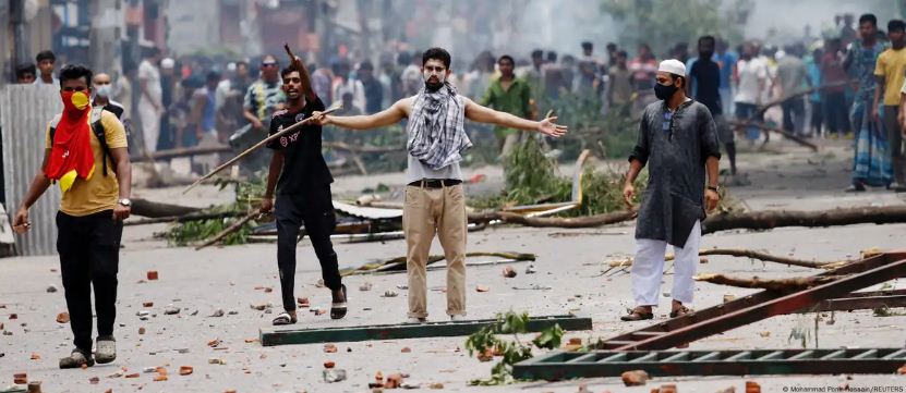 पूरे बांग्लादेश में कर्फ्यू, 900 से ज्यादा भारतीय छात्र लौटे