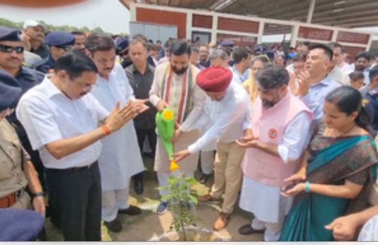 हरियाणा : सिरसा के सिकंदरपुर में सीएम नायब सिंह सैनी ने किया पौधरोपण