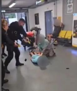 मैनचेस्टर एयरपोर्ट पर पुलिस ने ज़मीन पर पड़े शख्स को पीटा, वीडियो वायरल