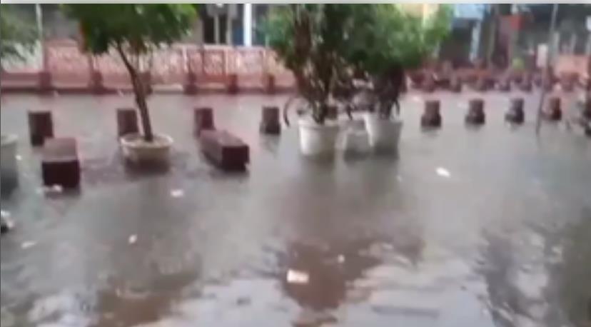 दिल्ली में भारी बारिश, जल भराव से जनजीवन अस्त-व्यस्त, आम लोग बोले - हमेशा रहता है अनहोनी का डर 