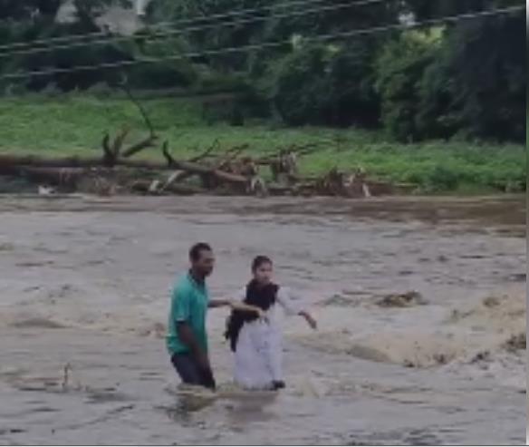 मध्य प्रदेश में बहादुर युवक ने बचाई बाढ़ के बीच फंसी छात्रा की जान 