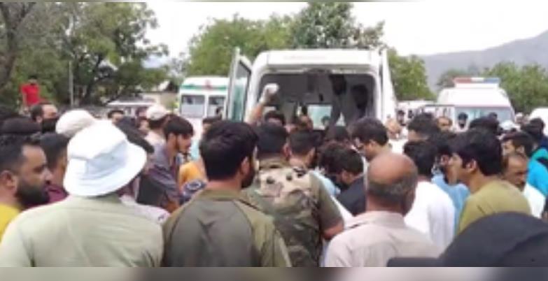 जम्मू-कश्मीर के अनंतनाग में खाई में गिरी कार, 8 की मौत 