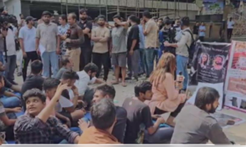 यूपीएससी कोचिंग सेंटर के बाहर धरने पर डटे छात्र, मृतकों के परिवारों के लिए एक-एक करोड़ मुआवजे की मांग 