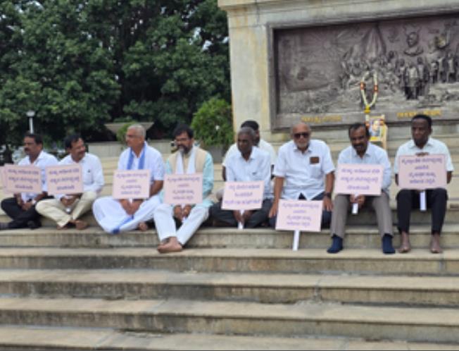 कर्नाटक : भोवी निगम घोटाले में आरोपों के खिलाफ भाजपा सांसद कोटा श्रीनिवास पुजारी का प्रदर्शन