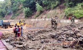 जम्मू-कश्मीर में बादल फटा, श्रीनगर-लेह राजमार्ग बंद