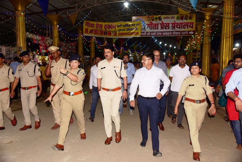 कलेक्टर और एसपी ने महामाया मंदिर परिसर में नवरात्रि की तैयारियों का लिया जायजा