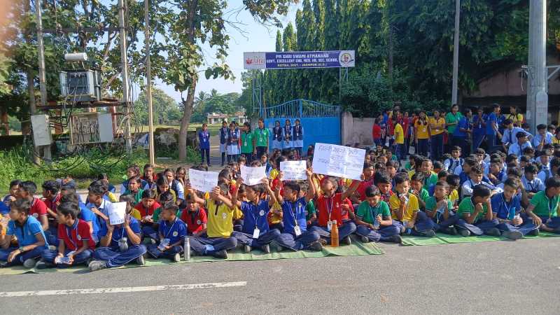 प्राचार्य का ट्रांसफर रद्द कराने छात्र-छात्राएं सडक़ पर 