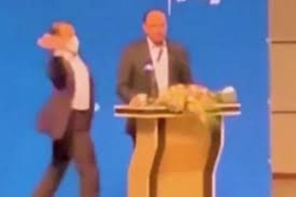 ईरान में शख्स ने नए गवर्नर को स्टेज पर जड़ा थप्पड़, वजह जानकर आ जाएगी हंसी, VIDEO वायरल