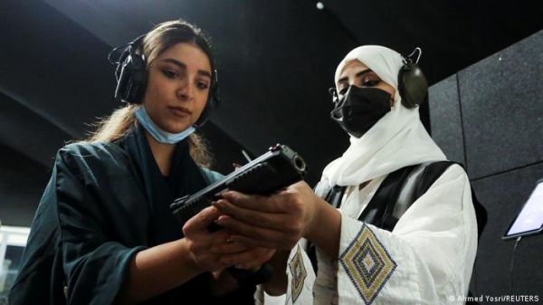 सऊदी महिलाओं का नया शौक, हथियार चलाने की ट्रेनिंग