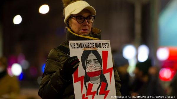 पोलैंड: गर्भवती महिला की मौत के बाद अबॉर्शन कानून पर फिर बहस छिड़ी