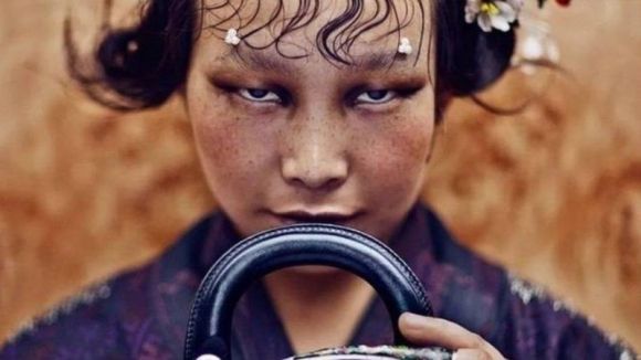 चीनः 'छोटी आंखों' की तस्वीर पर फोटोग्राफर को क्यों मांगनी पड़ी माफ़ी?