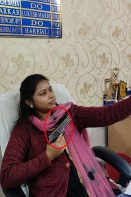 तृणमूल कांग्रेस नेता हाथ में बंदूक लिए कैमरे पर नजर आई, वीडियो सोशल मीडिया पर वायरल
