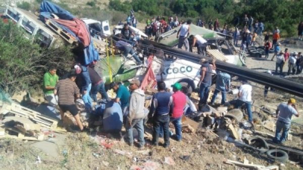 मेक्सिको ट्रक दुर्घटना में मरने वालों की संख्या बढ़कर 55 हुई