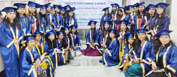 एनएमडीसी-सीएसआर, आदिवासी लड़कियों का नर्सिंग कोर्स पूरा
