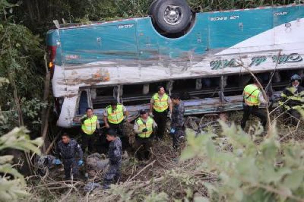 दक्षिणी इक्वाडोर में बस दुर्घटना में कम से कम 18 की मौत, 25 घायल