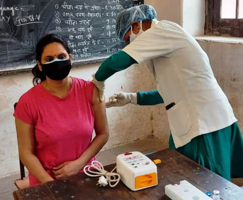  ‘छत्तीसगढ़’ का संपादकीय : हिंदुस्तान में ओमिक्रॉन तो आधे राज्यों में पहुँच चुका है, लेकिन आधी आबादी का टीकाकरण अभी शुरू भी नहीं हुआ