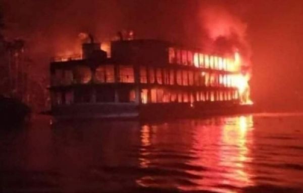 बांग्लादेश: एक फेरी में आग लगने से 30 की मौत