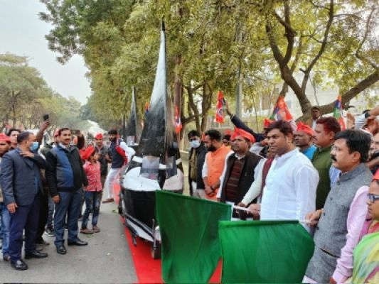 बिहार की पार्टी वीआईपी ने यूपी की सड़कों पर पेश की 'बोट रेस'