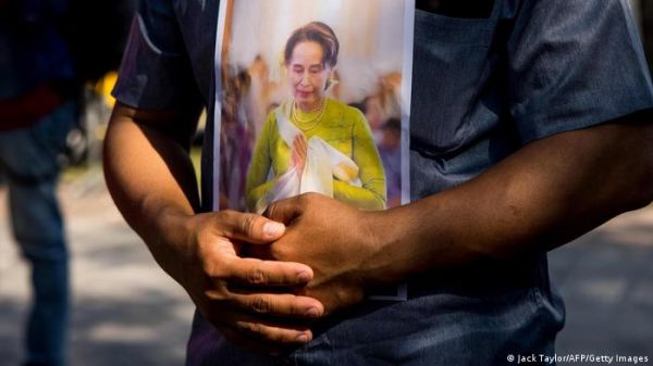 म्यांमार में ताजा हिंसा की खबरों के बीच सू ची मुकदमे का फैसला टला