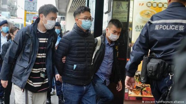 हांग कांग: 'देशद्रोही प्रकाशन' के आरोप में 6 पत्रकार गिरफ्तार