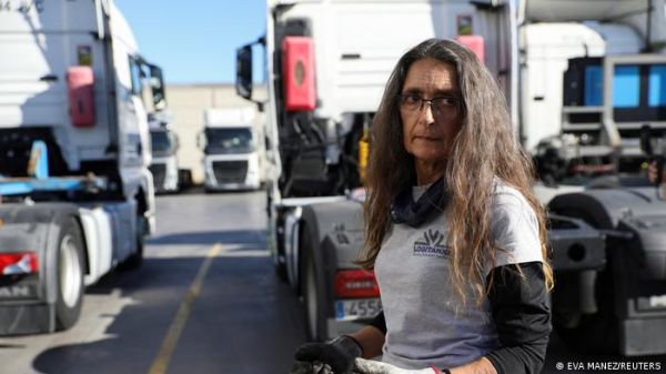 स्पेन की सड़क पर ट्रक चलाती 'दादी' की कहानी