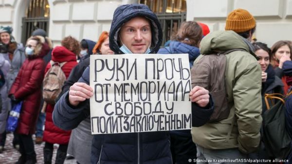 रूसी मानवाधिकार समूह 'मेमोरियल' के बंद होने की दुनिया में आलोचना