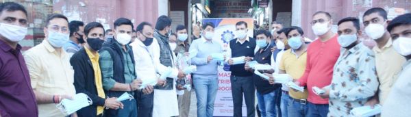 युवा चेम्बर द्वारा रायपुर में मास्क वितरण अभियान