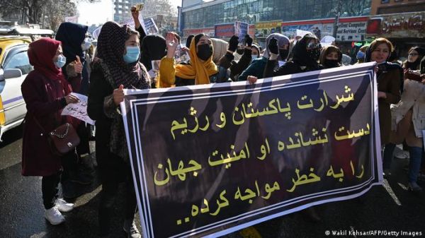 अफगानिस्तान: प्रताड़ित महिलाओं को कहां मिलेगा ठिकाना