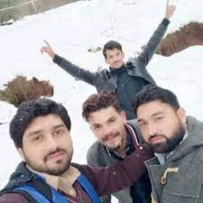 पाकिस्तान के मरी में जानलेवा बर्फ़बारी से मरने वाले चार दोस्तों की आख़िरी सेल्फ़ी